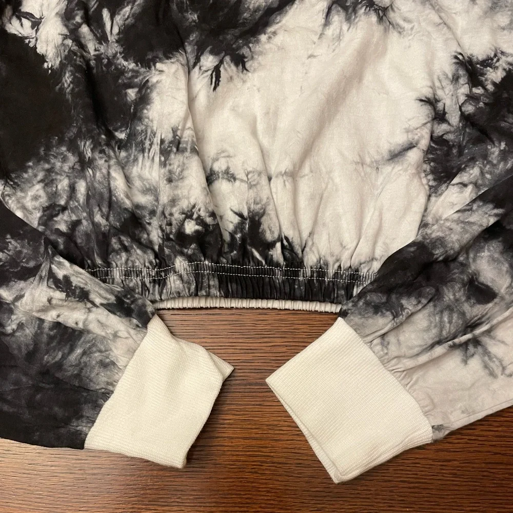 Tie-dyed long sleeve woman’s crop top - Picture 2 of 4